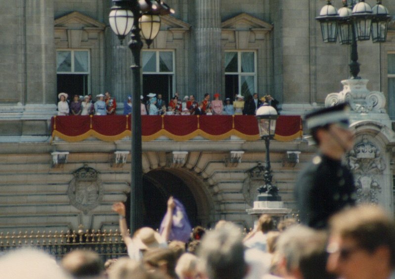 Reyes ingleses asomados a Buckingham palace